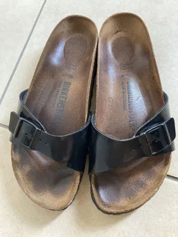 Birkenstock 블랙 에나멜 샌들