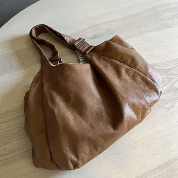 캠퍼 브라운 가죽 숄더백