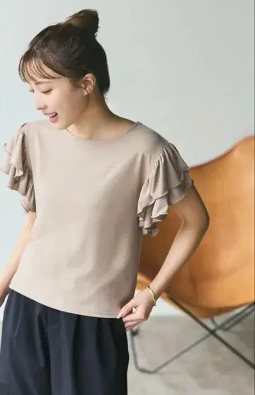 [접촉 냉감] 프릴 슬리브 시어 컷 상의