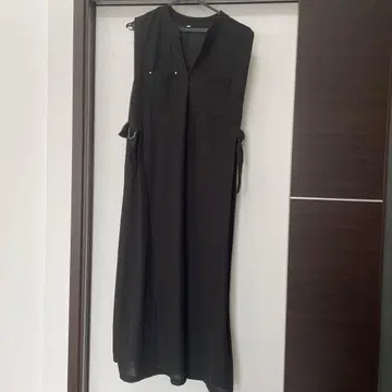 슬리브리스 블랙 셔츠 원피스