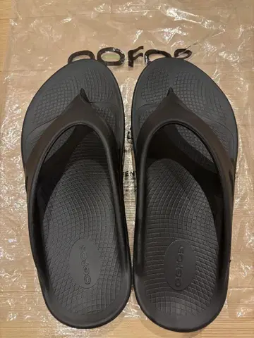 [새상품] OOFOS 블랙 샌들 W11/M9