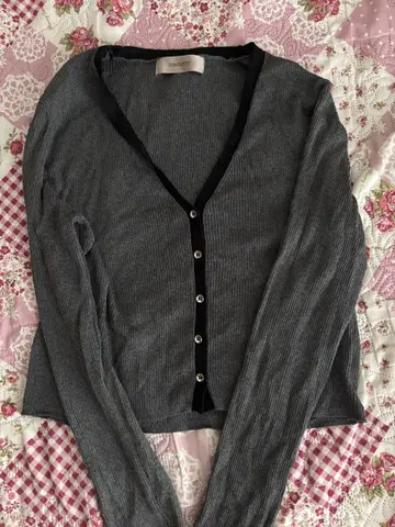 JUSGLITTY 라메 가디건