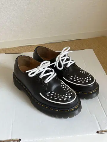 Dr. Martens 블랙 스터드 로퍼 37