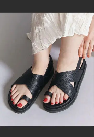 블랙 크로스 스트랩 샌들