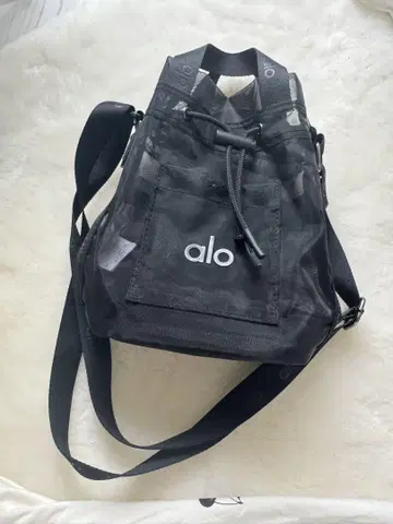 alo Sheer Cross Body Bucket Bag 블랙