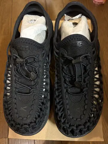 새상품 KEEN 블랙 샌들 23.5
