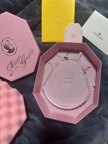 새상품 아리아나그란데 x 스와로브스키 펄 하트 초커 목걸이