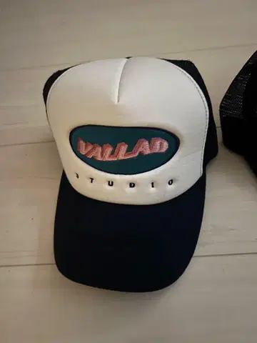 VALLAD 트래커 캡 화이트/네이비