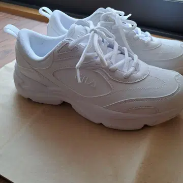 FILA 화이트 스니커즈
