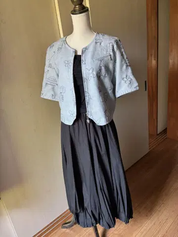 린넨풍 셋업 자수 숏 자켓과 타이트 스커트