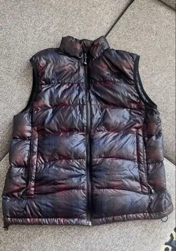 North Face 다운 베스트 블랙과 빨간색 체크 무늬