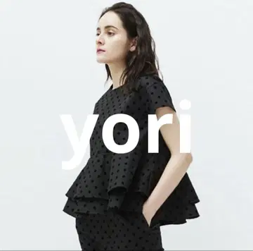 미품 yori 사이즈 36 블랙 도트무늬 페플럼 반팔 상의
