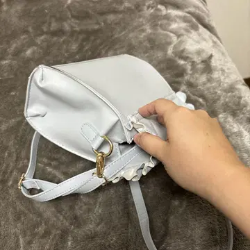 프릴 장식 라이트 블루 숄더백