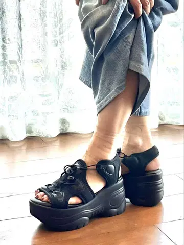 블랙 통굽 스트랩 샌들