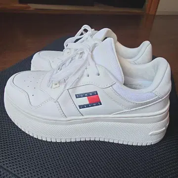 TOMMY JEANS 화이트 스니커즈 통굽 화이트