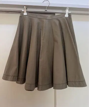 가격 인하 불가 Alexander McQueen 카키 플레어 스커트