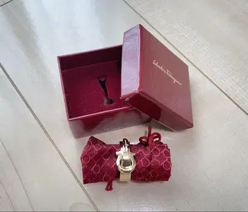 Salvatore Ferragamo 페라가모 간치니 스카프링