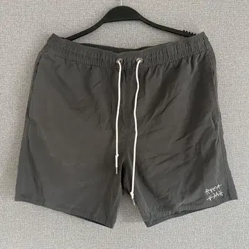 RVCA 그레이 숏팬츠 백 포켓 부착