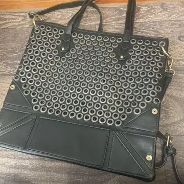 펀칭 디자인 블랙 백