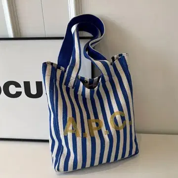 A.P.C. 스트라이프 토트백 블루