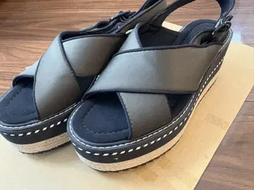 새상품급 ZARA 샌들