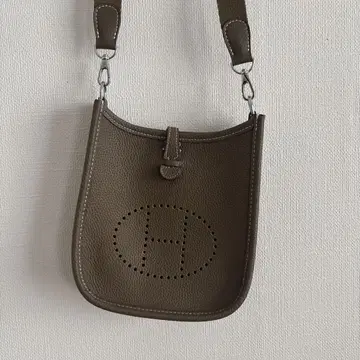 숄더백. 그레이지 색상. 가죽 제품.