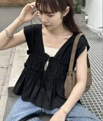 새상품 Discoat 블랙 프릴 V넥 뷔스티에 블랙