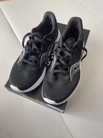 Saucony 러닝화 블랙
