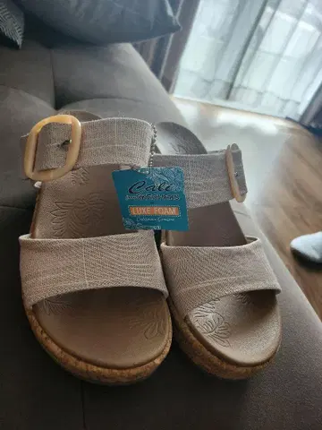 Skechers 베이지 컴포트 샌들