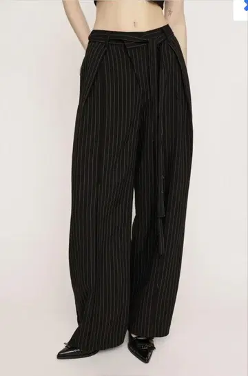 SLY CENTER TAPE TUCKED TROUSERS
