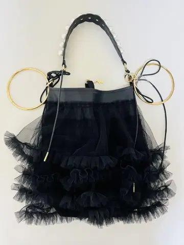 프릴 장식 블랙 핸드백
