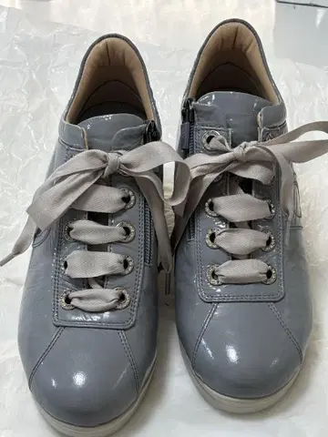 Beaufort 통굽 레이스업 22cm 에나멜 그레이