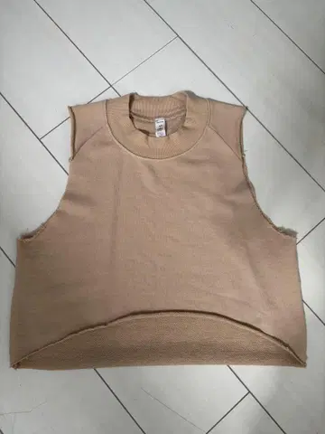 alo yoga 베이지 슬리브리스 티셔츠 xs 숏 기장