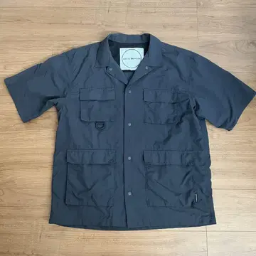 BURLAP OUTFITTER x DOORS 별주 오픈 카라 셔츠
