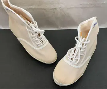 크림색 하이컷 스니커즈 23.5cm