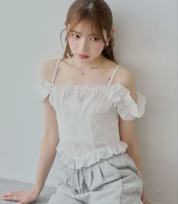 chico 시어 슬리브리스 프릴 블라우스