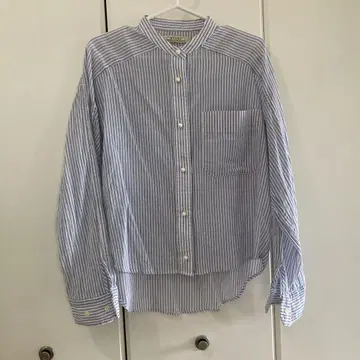 BLANC BASQUE 펄 버튼 밴드 칼라 스트라이프 셔츠