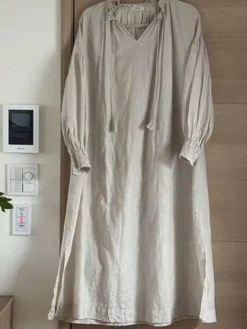 이에나 베이지 V넥 롱 셔츠 원피스