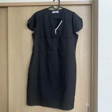 블랙 펄 장식 무릎 기장 원피스