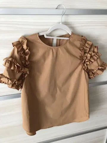 디알뷰 베이지 프릴 소매 반팔 상의