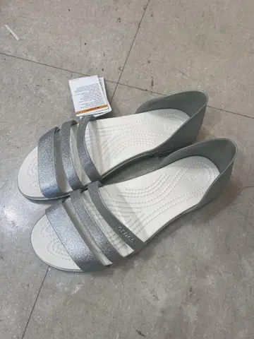 [새상품] Crocs 실버 글리터 샌들 25cm/w9