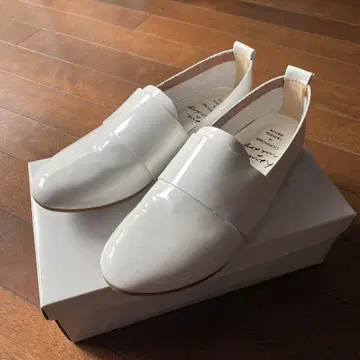 Emi x 럼블댄스 가죽 슬립온 슈즈 화이트 에나멜
