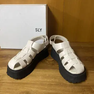 SLY 뜨개질 글래디에이터 스트랩 통굽 샌들 아이보리