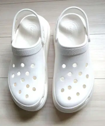 crocs 화이트 클로그 샌들