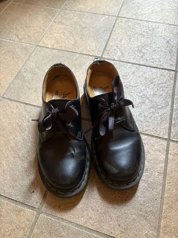 Dr. Martens 블랙 가죽 로퍼 리본 포함