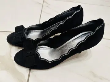 새상품급 Ferragamo 블랙 스웨이드 펌프스 리본 포함 5B