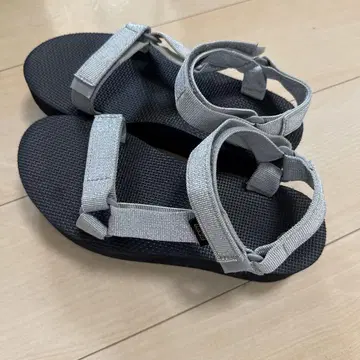 teva 통굽 샌들 실버