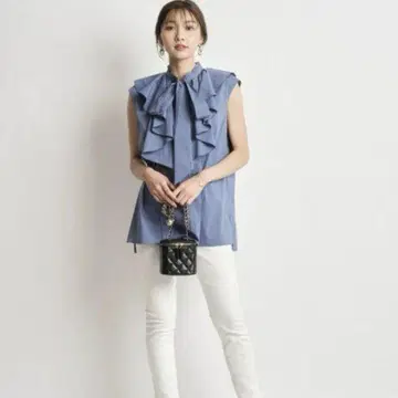 [새상품급] JUSGLITTY 프릴 리본 포함 슬리브리스 셔츠 블랙