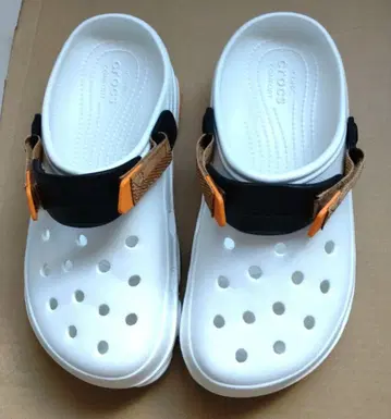 CROCS 화이트 클로그 샌들