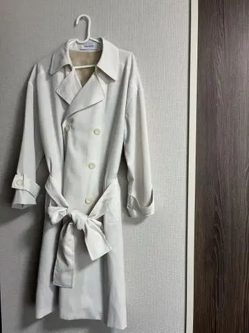 화이트 트렌치코트 더블 브레스트
